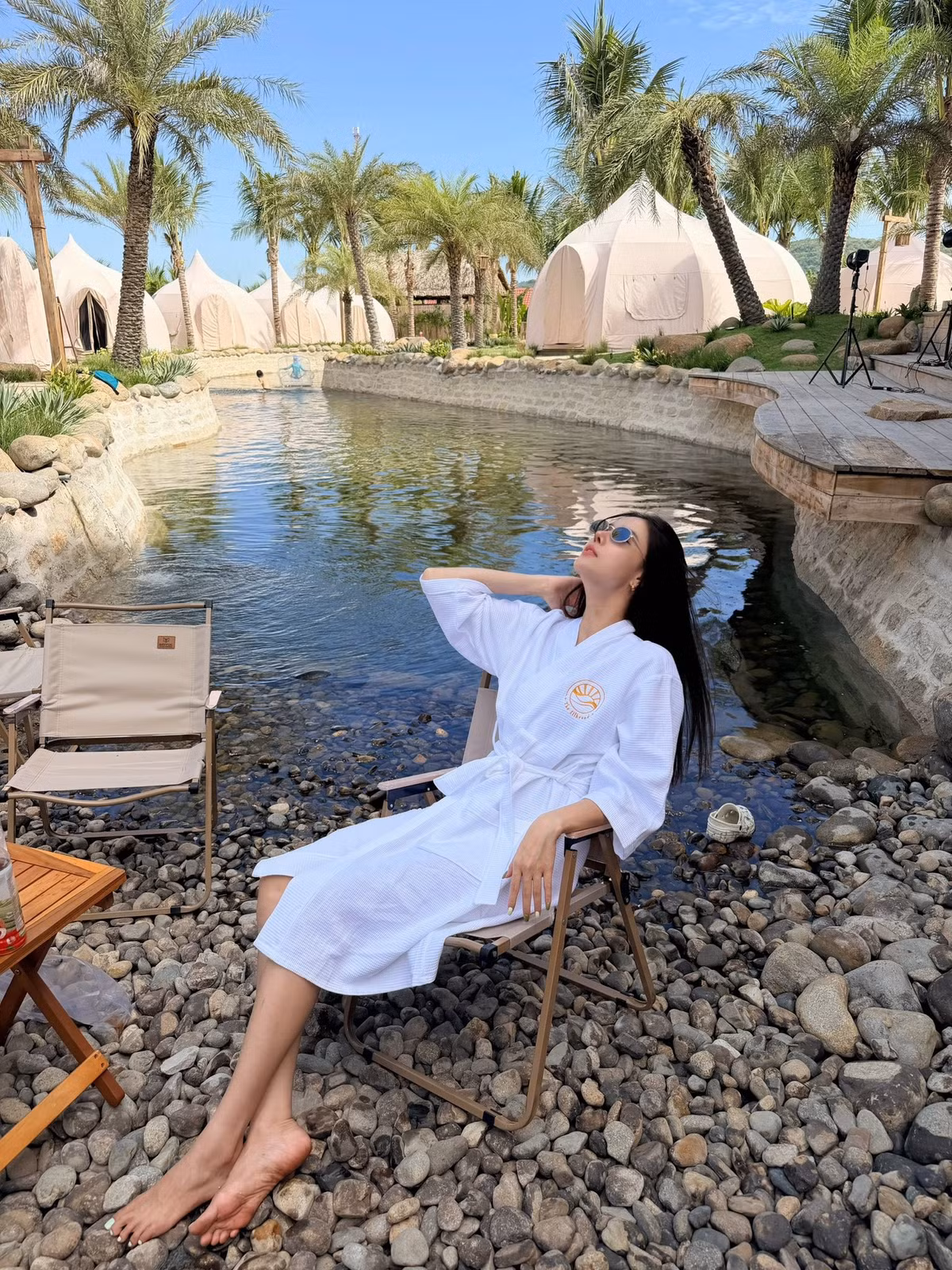 Dù đã trải qua hai lần sinh nở, Kỳ Hân vẫn giữ được vóc dáng vô cùng mảnh mai, săn chắc, đặc biệt là vòng eo "con kiến" không chút mỡ thừa.