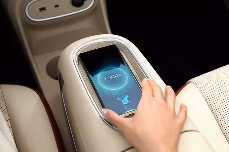 Những nâng cấp gần đây của Ora Good Cat như cần số nằm trên cột vô lăng, cụm điều khiển trung tâm mới đi kèm cổng sạc USB Type C và sạc không dây Qi dễ tiếp cận hơn được giữ lại trên phiên bản 2025.