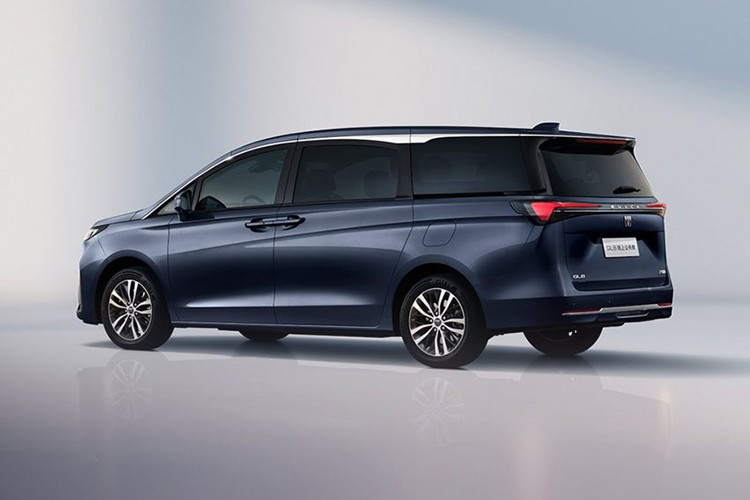 Buick trang bị cho GL8 2026 động cơ xăng 2.0L tăng áp, sản sinh công suất 233 mã lực tại 5.000 vòng/phút và mô-men xoắn cực đại 350 Nm từ 1.500 đến 4.000 vòng/phút. Kết hợp với hộp số tự động 9 cấp, xe có khả năng tăng tốc 0–100 km/h trong khoảng 9,2 giây, một con số ấn tượng với một mẫu MPV nặng gần 2 tấn.