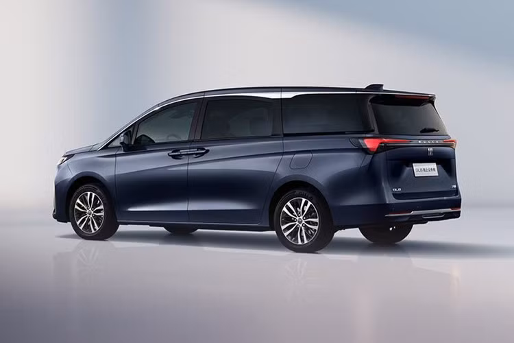 Buick trang bị cho GL8 2026 động cơ xăng 2.0L tăng áp, sản sinh công suất 233 mã lực tại 5.000 vòng/phút và mô-men xoắn cực đại 350 Nm từ 1.500 đến 4.000 vòng/phút. Kết hợp với hộp số tự động 9 cấp, xe có khả năng tăng tốc 0–100 km/h trong khoảng 9,2 giây, một con số ấn tượng với một mẫu MPV nặng gần 2 tấn.