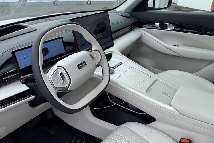 Xe sử dụng mô-tơ điện mạnh 214 mã lực, mô-men xoắn 320 Nm, kết hợp với bộ pin LFP dung lượng 60,22 kWh, cho quãng đường di chuyển 430 km mỗi lần sạc đầy. Hiện tại, giá bán vẫn là ẩn số, nhưng theo nhiều nguồn tin từ đại lý, EX5 sẽ có mức giá ngang ngửa BYD Atto 3 (766 - 886 triệu đồng).