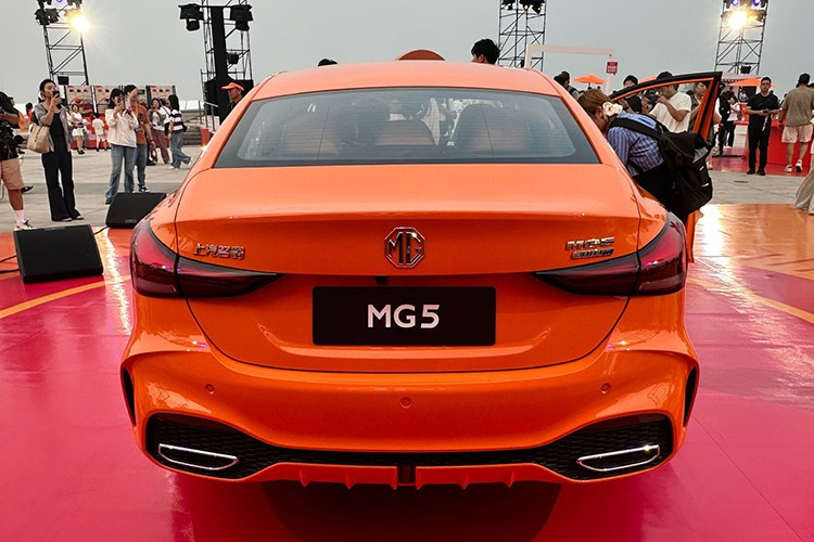 Kích thước tổng thể của xe gồm dài x rộng x cao lần lượt là 4.715 x 1.842 x 1.473 (hoặc 1.480) mm, cùng chiều dài cơ sở 2.680 mm, không đổi so với phiên bản trước.