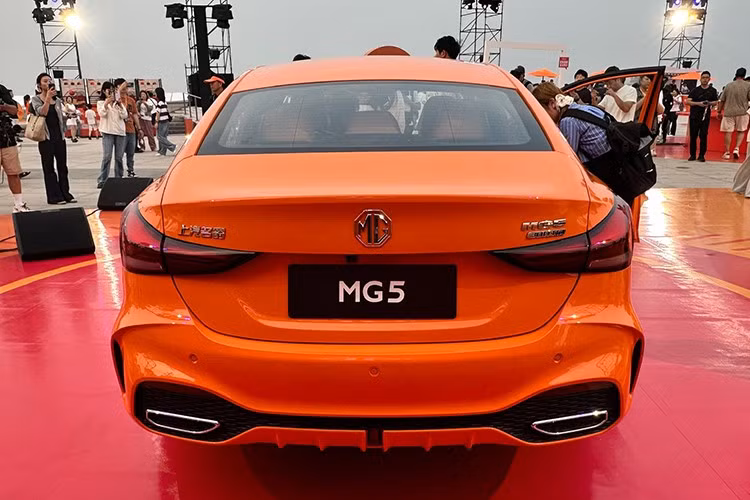 Kích thước tổng thể của xe gồm dài x rộng x cao lần lượt là 4.715 x 1.842 x 1.473 (hoặc 1.480) mm, cùng chiều dài cơ sở 2.680 mm, không đổi so với phiên bản trước.