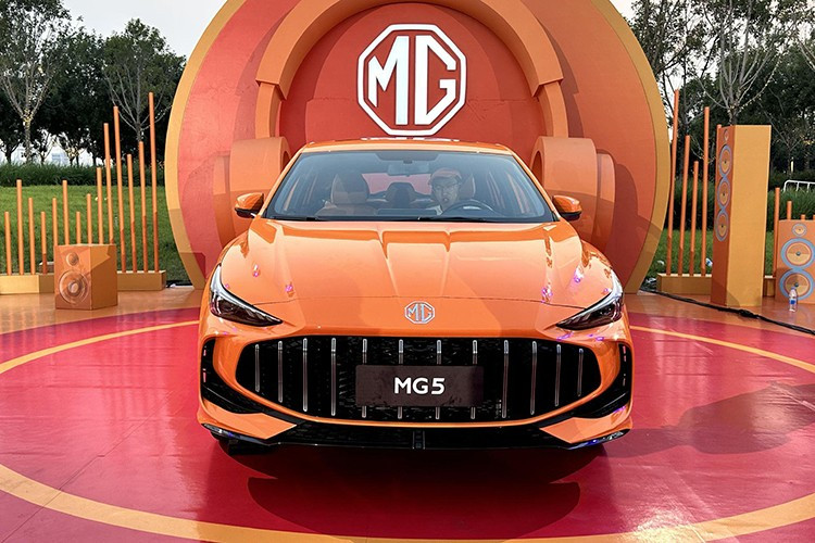 Ở phía sau, mẫu xe sedan MG5 2026 được tích hợp đuôi gió dạng ducktail và cụm ống xả đôi, nhấn mạnh phong cách thể thao trẻ trung.