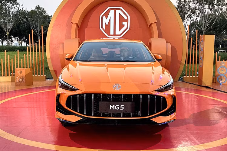 Ở phía sau, mẫu xe sedan MG5 2026 được tích hợp đuôi gió dạng ducktail và cụm ống xả đôi, nhấn mạnh phong cách thể thao trẻ trung.