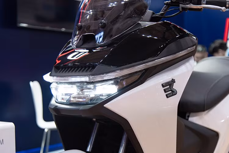 Phần đầu xe nổi bật với kính chắn gió cao và hệ thống đèn Full LED hiện đại, trong khi cụm đèn hậu cũng sử dụng công nghệ LED, tăng tính nhận diện và vẻ cao cấp.