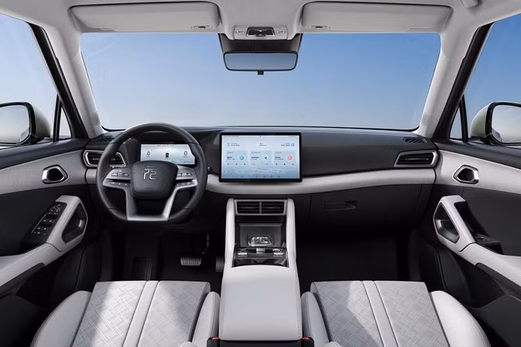 BYD Atto 2 được trang bị mô-tơ điện với công suất 174 mã lực và mô-men xoắn 290 Nm, cho khả năng tăng tốc 0-100 km/h trong 8,3 giây. Xe sử dụng bộ pin 45,12 kWh đặt dưới sàn, cung cấp quãng đường di chuyển tối đa 380 km theo chuẩn NEDC.