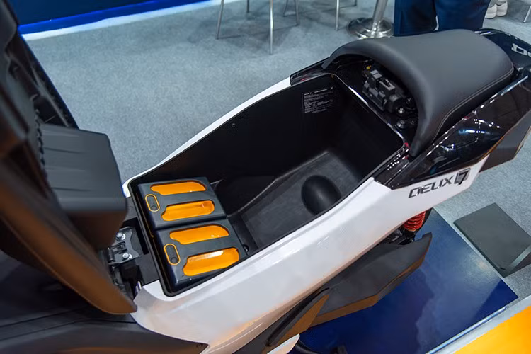 Khu vực tay lái được thiết kế tách rời, tương tự mẫu Honda PCX, đi kèm với màn hình kỹ thuật số lớn hiển thị sắc nét thông tin cần thiết. Xe cũng được trang bị hệ thống khóa thông minh (smartkey) tiện lợi.