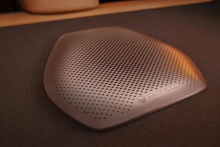 Ghế ngồi kết hợp da và nỉ, với phối màu cam – đen mới mang lại cảm giác thể thao. Ở bản cao cấp, xe được nâng cấp hệ thống âm thanh 8 loa chất lượng cao cùng đèn viền nội thất 256 màu, có thể tự điều chỉnh độ sáng và màu sắc theo nhịp điệu âm nhạc và điều kiện ánh sáng bên ngoài.