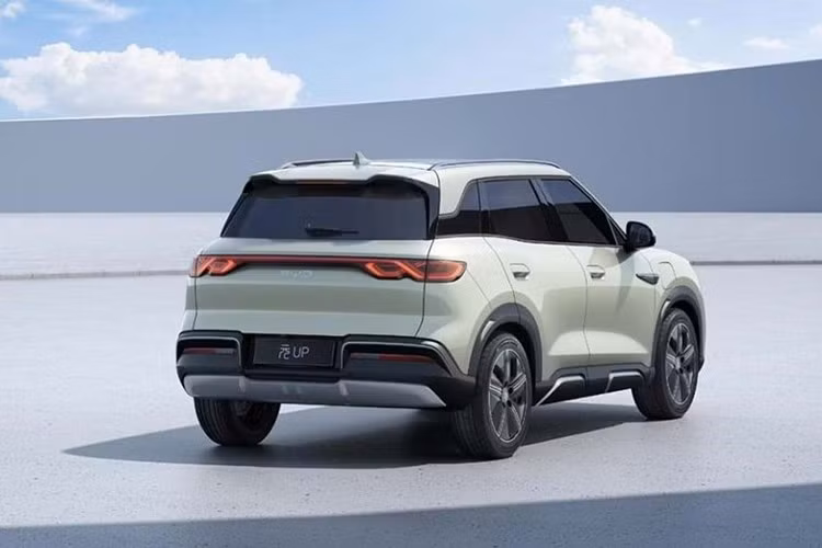 Giá bán dự kiến từ 669 triệu đồng, Atto 2 sẽ đối đầu trực tiếp với các mẫu SUV cỡ B hiện hữu trên thị trường như Geely Coolray (538 - 628 triệu), Omoda C5 (539 - 669 triệu), Mitsubishi Xforce (599 - 705 triệu), Toyota Corolla Cross (820 - 913 triệu) hay Kia Seltos (599 - 764 triệu đồng).