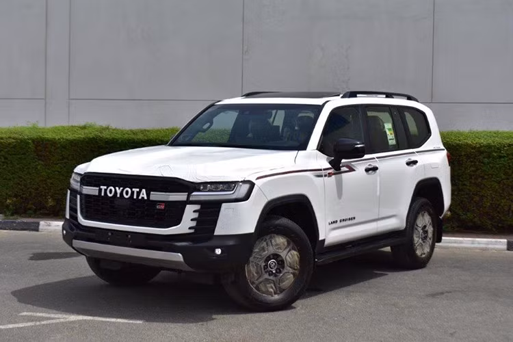 Dù có mức giá cao, LC300 vẫn là mẫu xe được người dùng Việt đặc biệt ưa chuộng nhờ danh tiếng về độ bền, khả năng vận hành vượt địa hình và giá trị giữ lại sau nhiều năm sử dụng. Đã từng có thời điểm, mẫu SUV này bị đội giá lên tới cả tỷ đồng do nguồn cung khan hiếm.