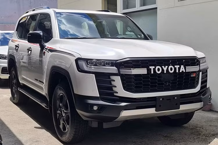 Mới đây, Toyota đã chính thức thông báo dừng nhận đơn đặt hàng đối với Land Cruiser LC300 phiên bản động cơ xăng tại thị trường nội địa. Đây là diễn biến đã kéo dài từ năm 2023 và tiếp tục ảnh hưởng đến phiên bản nâng cấp 2025.