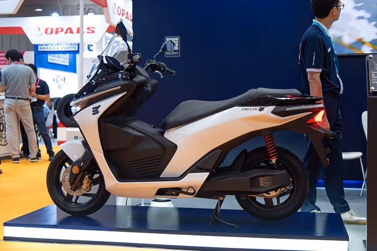 E3 Mobility Deux7 có kích thước tổng thể lớn (2.005 x 720 x 1.305 mm) và chiều cao yên 765 mm, mang lại tư thế ngồi thoải mái và bệ vệ. Thiết kế của xe không chỉ tạo sự bề thế trên đường phố mà còn tối ưu cho những chuyến đi dài.