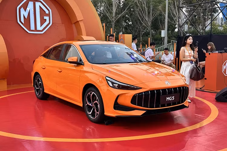 Theo đó, MG5 2026 được bán ra với 4 phiên bản, cùng mức giá dao động từ 59.900 - 69.900 Nhân dân tệ (tương đương 218,52 - 255 triệu đồng). Là bản nâng cấp giữa vòng đời, MG5 2026 chủ yếu được cải tiến ở trang bị, trong khi thiết kế và thông số kỹ thuật cơ bản không thay đổi.