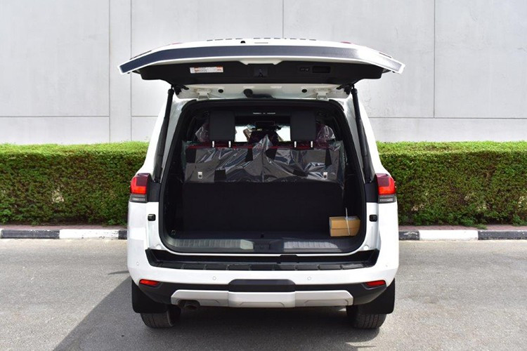 Trong bối cảnh đó, sự ra mắt của Toyota Land Cruiser phiên bản hybrid LC300 tại một số thị trường quốc tế càng khiến tương lai của bản máy dầu thêm bất định.