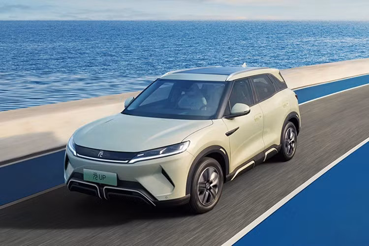 BYD chuẩn bị tung ra thêm một lựa chọn mới cho thị trường Việt Nam - chiếc SUV điện cỡ B mang tên Atto 2. Nhiều đại lý đã bắt đầu nhận đặt cọc, trong khi thời điểm ra mắt được dự kiến vào quý III năm nay.