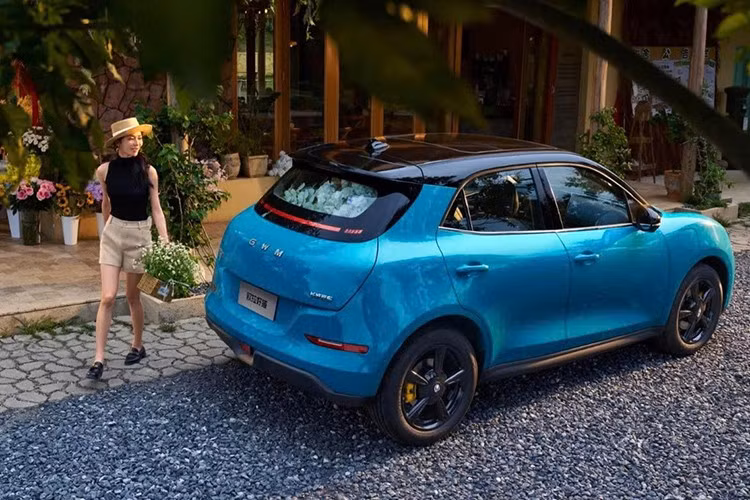 Phía sau Ora Good Cat 2025 xuất hiện cụm đèn hậu với thiết kế nối liền hai bên, tích hợp vào kính chắn gió sau. Riêng bộ mâm hợp kim 18 inch với thiết kế 5 chấu vẫn được giữ nguyên. Ở phiên bản thể thao GT, xe không thay đổi về mặt ngoại hình. Xe vẫn giữ bộ bodykit riêng, cánh gió sau lớn hơn và bộ mâm hai tông màu.