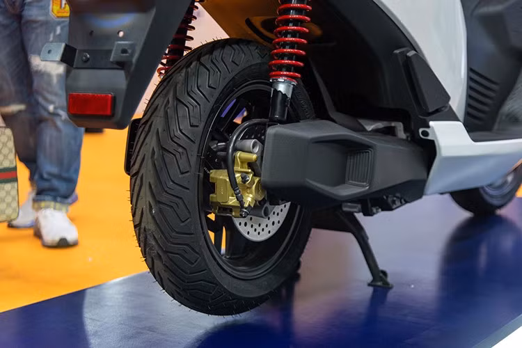 Xe sở hữu khối động cơ điện do Hyundai KEFICO cung cấp, với công suất tối đa 7kW (khoảng 9,3 mã lực), cho phép xe đạt tốc độ tối đa 100 km/h, không thua kém các mẫu xe tay ga 150-160cc. Xe có hai chế độ lái là Sports và Eco để người dùng tùy chỉnh theo nhu cầu.