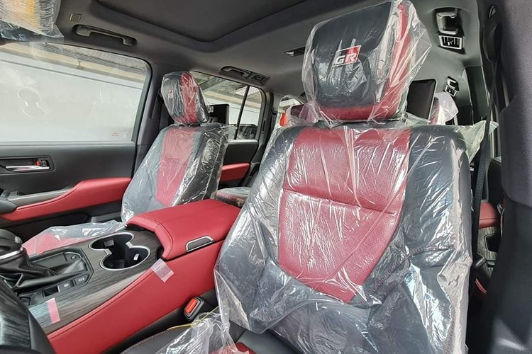 Ngoài ra, không ít khách hàng từng có ý định mua bản máy xăng nhưng sau khi bản máy dầu mở đặt lại chuyển hướng, làm tăng áp lực lên nguồn cung vốn đã hạn chế. Vì vậy, cơ hội sở hữu xe đối với khách đặt mới gần như bằng không.