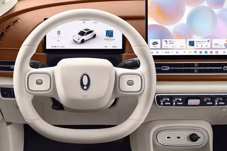 Trong khi đó, màn hình thông tin giải trí tăng vọt từ 10,25 inch lên 14,6 inch, chạy bằng phần mềm Coffee OS 3 mới nhất. Khác với phiên bản cũ, bảng đồng hồ kỹ thuật số và màn hình thông tin giải trí của xe không còn nối liền mà tách rời.