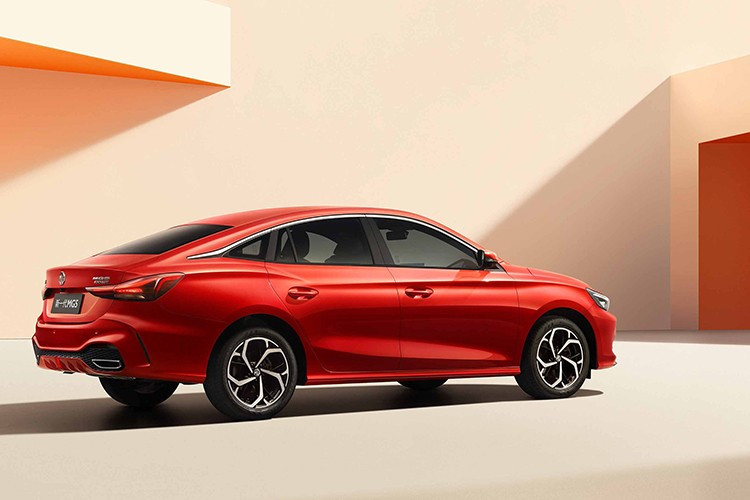 Tuy nhiên, khả năng vận hành của MG5 động cơ tăng áp vượt trội với tốc độ tối đa 200 km/h và khả năng tăng tốc 0–100 km/h trong 6,9 giây. Phiên bản này hướng đến người dùng trẻ yêu thích cảm giác lái thể thao, cần hiệu suất cao hơn trong tầm giá hợp lý.