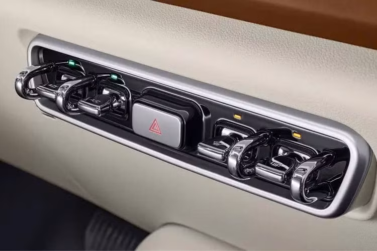 Chưa dừng ở đó, xe còn có vô lăng hai chấu với thiết kế đơn giản hơn, ghế trước có chức năng sưởi và thông gió cùng ghế lái nhớ vị trí.