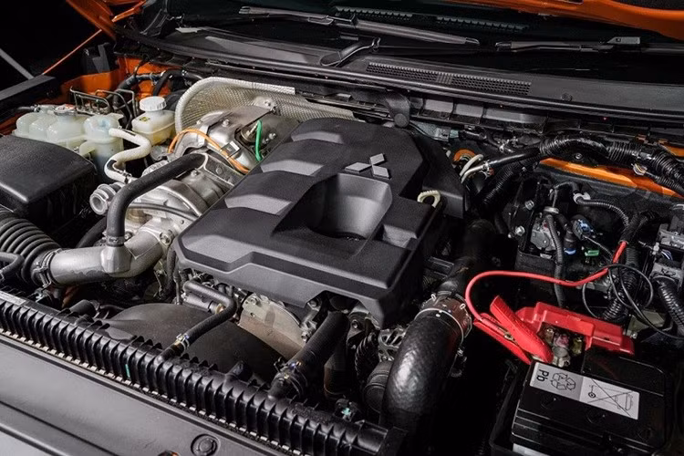 Dù pin vẫn giữ dung lượng 2,1 kWh như cũ nhưng các thay đổi trên giúp xe tiết kiệm nhiên liệu hơn 16% trong điều kiện thực tế và giảm 14% mức tiêu thụ khi chạy đường cao tốc. Theo chuẩn WLTP, Nissan Qashqai chỉ tiêu hao chỉ 4,5 lít/100 km, cho phép xe chạy 1.200 km chỉ với 1 bình xăng.