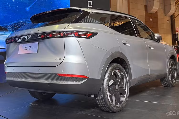 Dù chưa công bố giá bán, nhưng với chiến lược định vị "giá tốt - trang bị cao", nhiều khả năng Omoda C7 sẽ có mức giá dễ tiếp cận hơn so với loạt đối thủ như Mazda CX-5 (749 - 979 triệu đồng), Ford Territory (759 - 889 triệu đồng) hay Kia Sportage (819 - 999 triệu đồng).