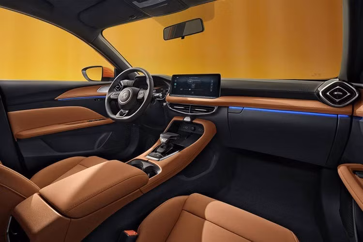 Ngoài ra, xe còn được trang bị loạt công nghệ thông minh như cập nhật phần mềm OTA, trợ lý ảo AI, cùng gói hỗ trợ lái cấp độ 2 (ADAS). Thân xe có độ cứng xoắn 25.866 Nm/deg, trong đó 65% sử dụng thép cường lực, giúp tăng độ an toàn và ổn định khi vận hành. Hệ thống an toàn tiêu chuẩn bao gồm 6 túi khí trên toàn bộ khoang nội thất.