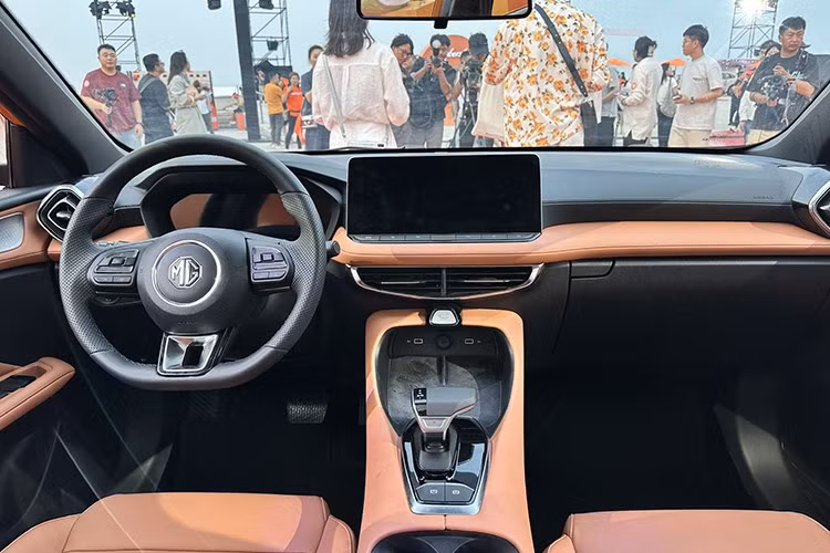 Khoang lái của MG5 2026 vẫn duy trì thiết kế cũ với vô-lăng 3 chấu đáy phẳng, màn hình kỹ thuật số 12,3 inch và màn hình trung tâm kích thước 12,3 inch hoặc 10,25 inch tùy phiên bản. Cụm phím vật lý bên dưới màn hình vẫn được giữ lại nhằm tăng tính tiện dụng.