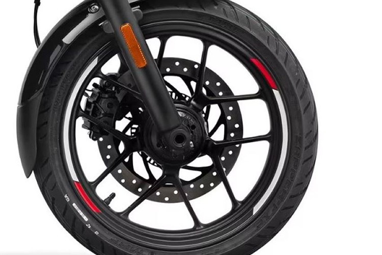 Xe sử dụng vành 17 inch với lốp nhỏ hơn (110/70-17 trước và 140/70-17 sau), giúp tăng tính linh hoạt. Kích thước xe cũng có đôi chút khác biệt so với "người anh em" Triumph Speed 400 của mình.