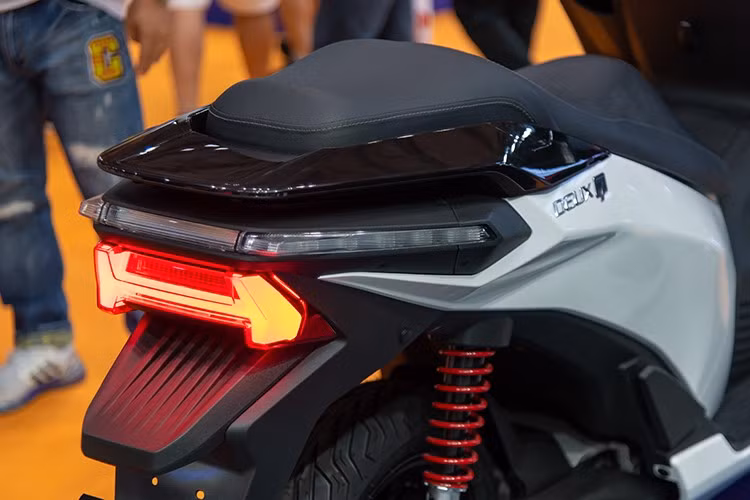 Điểm nhấn công nghệ đáng chú ý là tính năng số lùi "R", cho phép người lái lùi xe với tốc độ tối đa 1,5 km/h, rất hữu ích trong không gian hẹp như bãi đỗ xe.