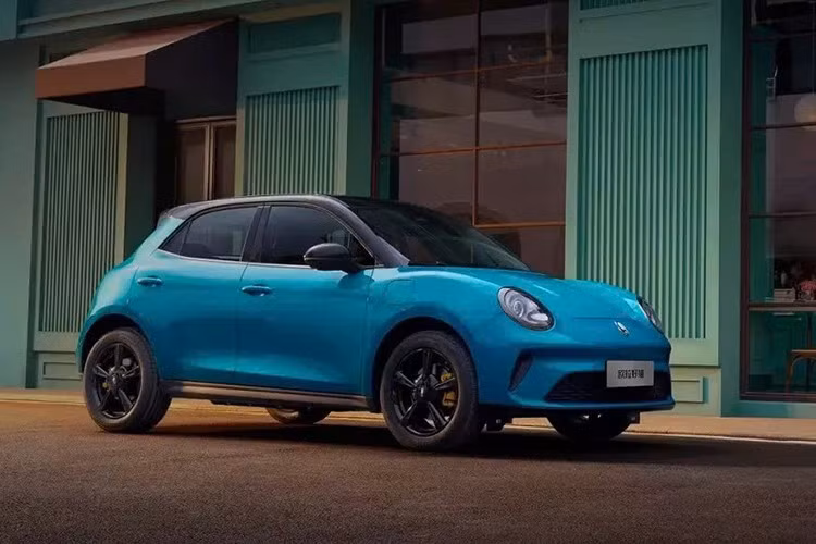 Thay đổi duy nhất trong ngoại hình của Ora Good Cat nằm ở cản trước. Tại đây, các chi tiết mạ crôm đã biến mất trong khi khe hút gió thanh mảnh ở hai góc được bổ sung. Ngoài ra, mẫu ô tô điện Trung Quốc này còn có thêm lưới tản nhiệt lớn hơn và có thể đóng/mở chủ động.