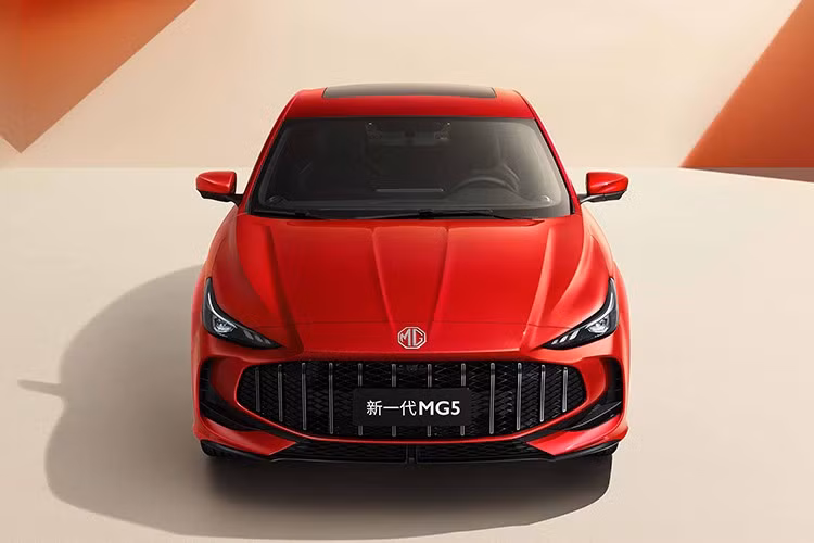 Ở cấu hình cao cấp hơn, MG5 được trang bị động cơ 1.5L tăng áp, cho công suất mạnh mẽ 178 mã lực và mô-men xoắn 285 Nm, đi kèm hộp số ly hợp kép 7 cấp (DCT). Mức tiêu hao nhiên liệu ở mức 6,45 lít/100 km, chênh lệch không đáng kể so với bản thường.