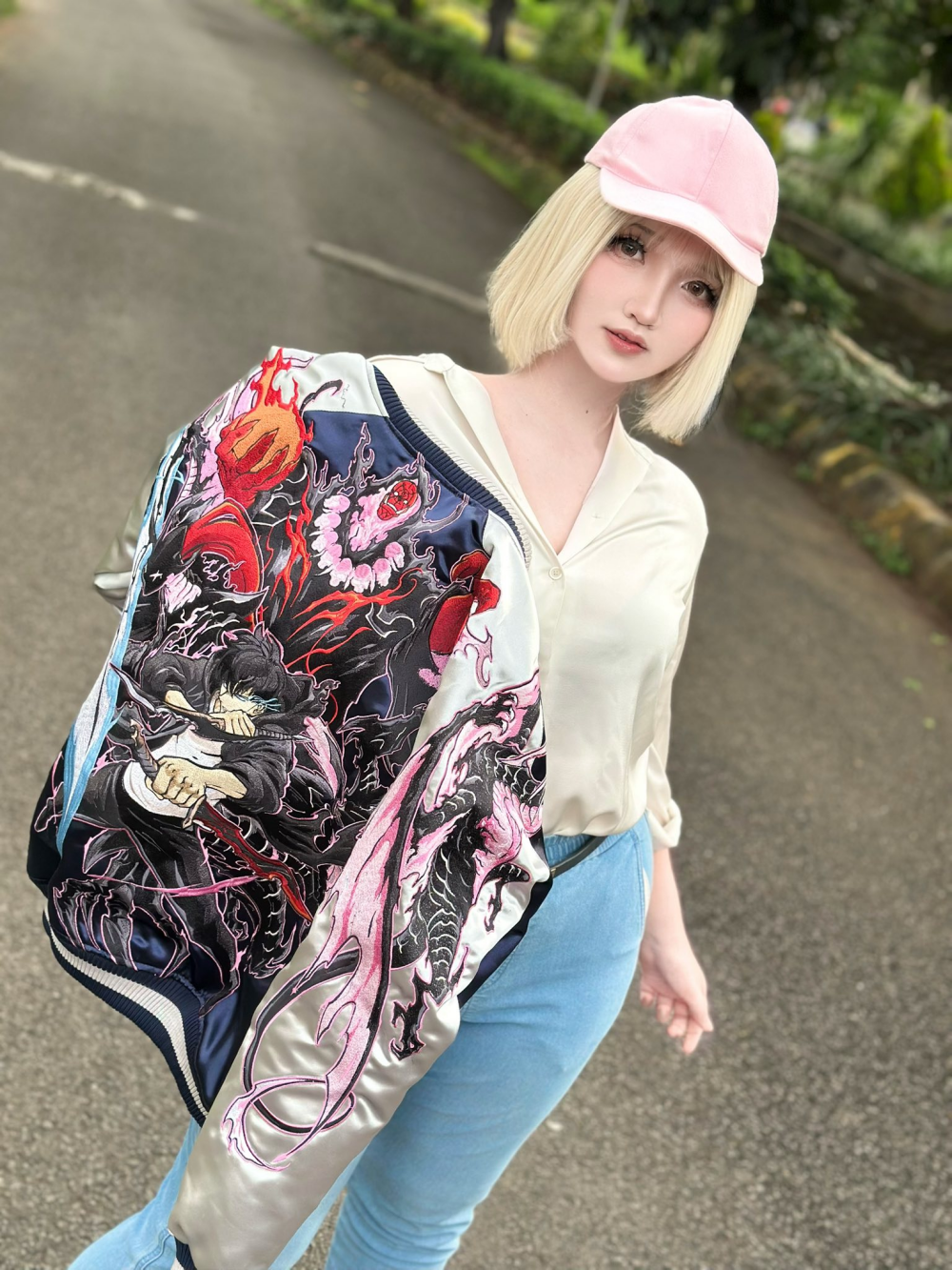 Từ bộ trang phục trẻ trung năng động, đến mái tóc vàng được tạo kiểu chính xác, đôi mắt được trang điểm sắc sảo, toát lên vẻ lạnh lùng, quyết đoán nhưng cũng không kém phần quyến rũ của Cha Hae-In.