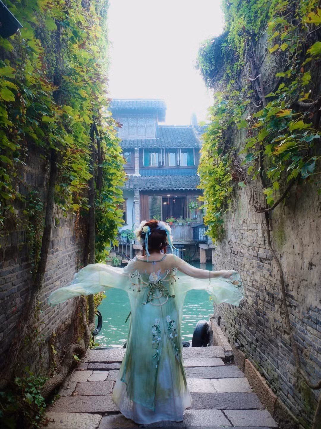 Lớp áo choàng mỏng phủ nhẹ bên ngoài giúp nàng hot girl trông bồng bềnh như đang hòa vào gió trời.