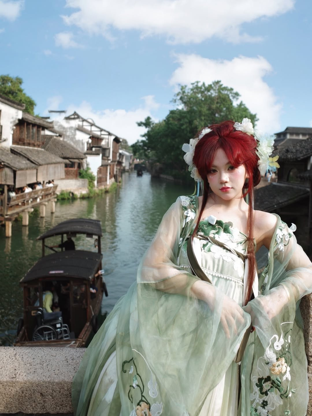 Trong bức ảnh chụp bên bờ kênh, tà áo xanh phấp phới cùng nắng sớm khiến Bảo Hân như hóa thân thành nàng tiên bước ra từ truyền thuyết. Khi đứng trên cây cầu gỗ, bộ trang phục càng làm nổi bật dáng người thon thả và khí chất dịu dàng của cô.