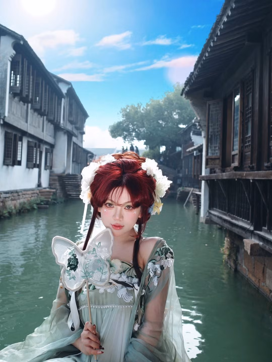 Trong ảnh, Bảo Hân Helia khoác lên mình vẻ đẹp mềm mại và thuần khiết. Làn da trắng mịn, đôi mắt khép hờ toát lên sự an nhiên, cùng nụ cười nhẹ tinh khôi khiến tổng thể trở nên hài hòa như một bức tranh.