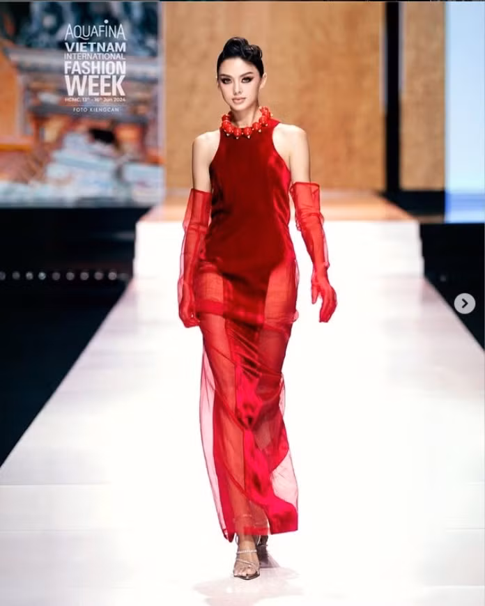 Với chiều cao 1,73 m, bà xã thủ môn Bùi Tiến Dũng là cái tên quen mặt của nhiều sàn diễn thời trang tại Việt Nam, "nàng thơ" của nhiều nhà thiết kế. Cô từng chia sẻ bản thân giảm tới 13 kg sau sinh con. Ảnh sử dụng trong bài: Instagram nhân vật.