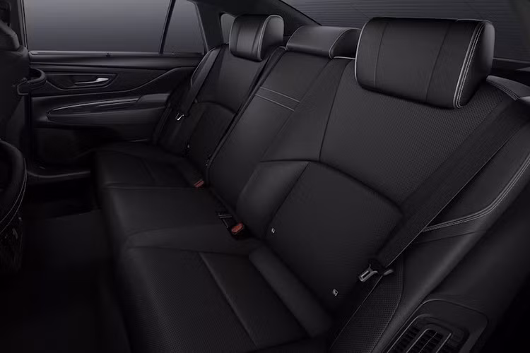 Giống như bản 70 năm, xe sử dụng bánh xe đen mờ 20 inch và có cùng nội thất Black Lustre, mặc dù không có núm chuyển số giống như đồ trang sức. Các phụ kiện có sẵn tại đại lý bao gồm gối tựa đầu và cửa sổ trời toàn cảnh.