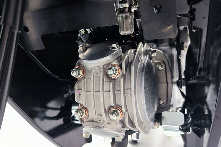 Sức mạnh của mẫu xe số huyền thoại này đến từ khối động cơ xi-lanh đơn, 4 kỳ, dung tích 124cc kết hợp phun xăng điện tử giúp xe vận hành mượt mà và tiết kiệm nhiên liệu.