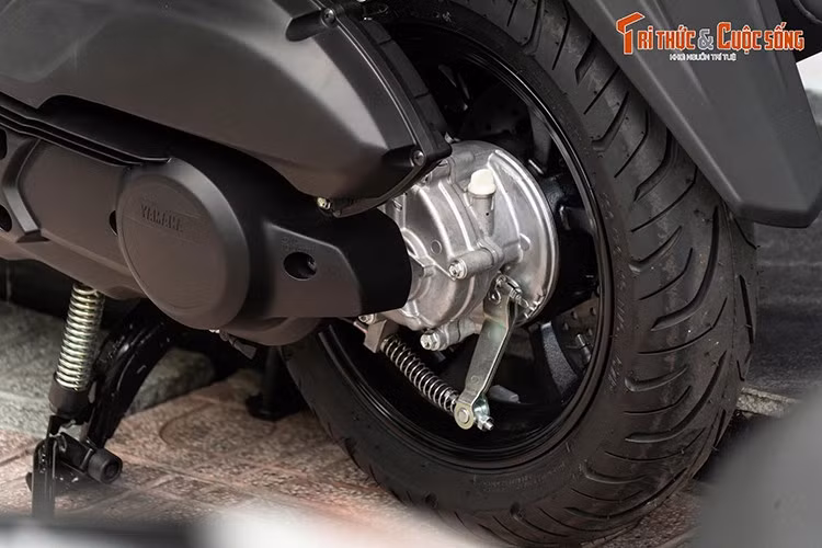 Cả hai bánh đều được trang bị hệ thống phanh đĩa kết hợp công nghệ UBS (phanh liên kết) và ABS (chống bó cứng phanh), giúp tăng cường độ an toàn khi phanh gấp hoặc di chuyển trên mặt đường trơn trượt. Xe cũng tích hợp thêm phanh đỗ (parking brake), tính năng hữu ích khi dừng xe trên dốc hoặc khi cần đỗ xe lâu.