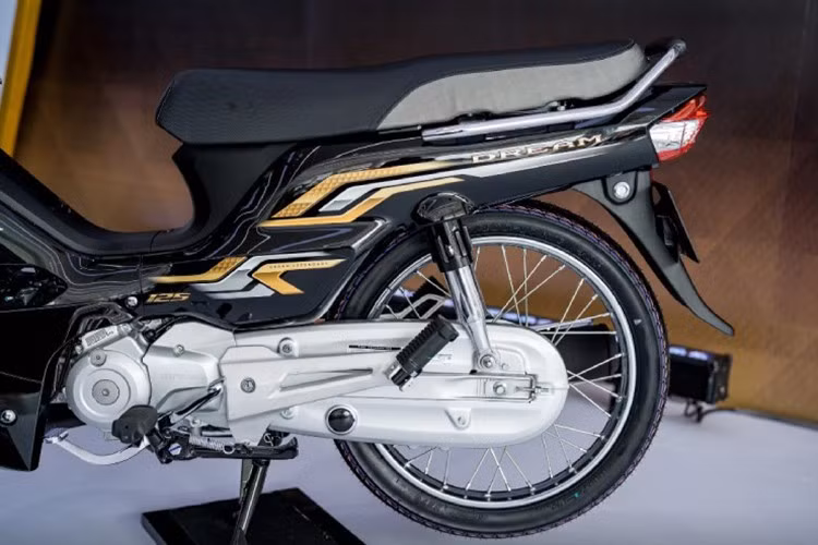 Xe đi kèm hộp số 4 cấp, bình xăng 4 lít và vành nan hoa 17 inch. Dù vẫn sử dụng phanh tang trống truyền thống, Dream 125 vẫn ghi điểm nhờ sự bền bỉ và tin cậy lâu đời.