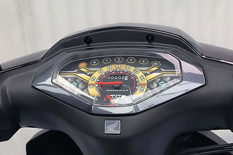 Đây như một món quà tri ân vô cùng ý nghĩa và đầy tự hào từ NCX Honda. Dựa trên nền tảng Dream 125 2025, phiên bản đặc biệt này vẫn giữ nguyên kiểu dáng và kích thước quen thuộc, nhưng được “thổi hồn” bằng hàng loạt chi tiết thiết kế mới tinh tế và sang trọng.