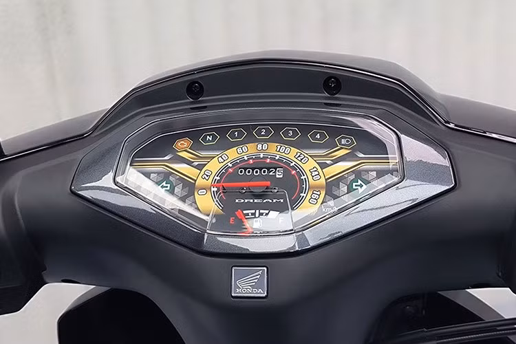 Đây như một món quà tri ân vô cùng ý nghĩa và đầy tự hào từ NCX Honda. Dựa trên nền tảng Dream 125 2025, phiên bản đặc biệt này vẫn giữ nguyên kiểu dáng và kích thước quen thuộc, nhưng được “thổi hồn” bằng hàng loạt chi tiết thiết kế mới tinh tế và sang trọng.