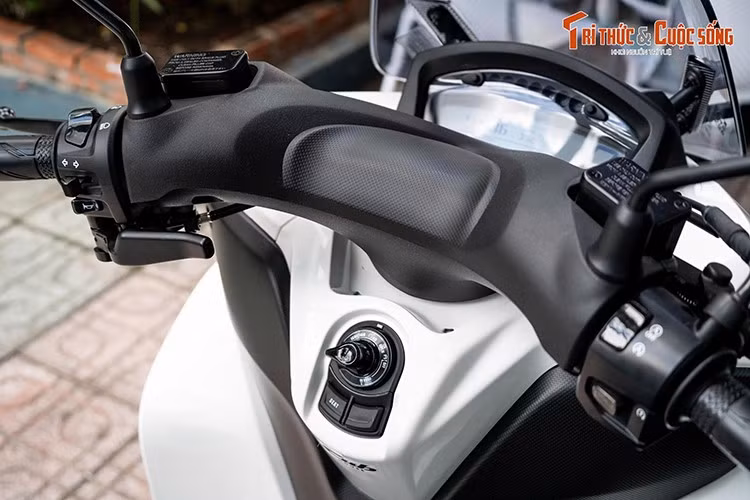 Mặc dù Yamaha Tricity 155 có ba bánh, nhưng theo quy định hiện hành tại Việt Nam, Yamaha Tricity 155 không được xếp vào nhóm "xe ba bánh" bởi khoảng cách giữa hai bánh trước lớn hơn 460 mm. Do đó, Tricity 155 vẫn được xem là một mẫu xe máy hai bánh thông thường về mặt pháp lý.