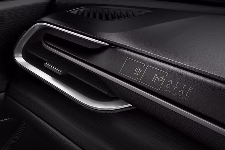 Logo 70 năm cũng xuất hiện trên đèn vũng nước, túi đựng bằng da tái chế cho sách hướng dẫn và chìa khóa điều khiển từ xa.