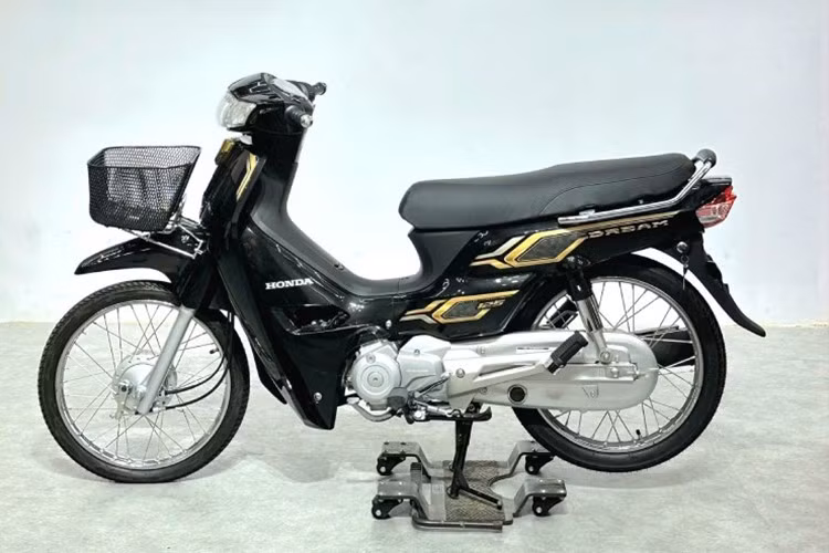 Cách đây không lâu, Honda Dream 125 bản đặc biệt mang tên Honda Dream 125 25th Anniversary Special Edition đã chính thức ra mắt, nhân dịp kỷ niệm 25 năm thành lập liên doanh NCX Honda tại Campuchia.