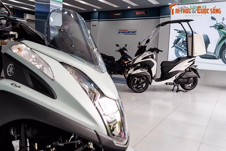 Bên cạnh đó, xe còn có hộc để đồ phía trước với cổng sạc 12V và cốp dưới yên rộng 23,5 lít, đủ chứa một mũ bảo hiểm cả đầu, đi kèm đèn LED chiếu sáng bên trong.