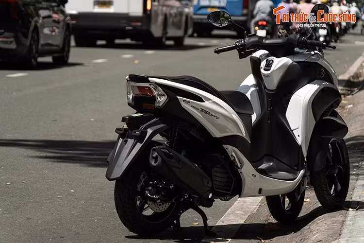 Mẫu xe ga 3 bánh Yamaha Tricity 155 sở hữu thiết kế hai bánh trước mang tên gọi Leaning Multi Wheel (LMW) - một công nghệ độc quyền của Yamaha. Hệ thống này cho phép bánh trước có thể nghiêng theo góc lái của người điều khiển, tạo nên khả năng bám đường vượt trội và sự ổn định cao khi ôm cua.